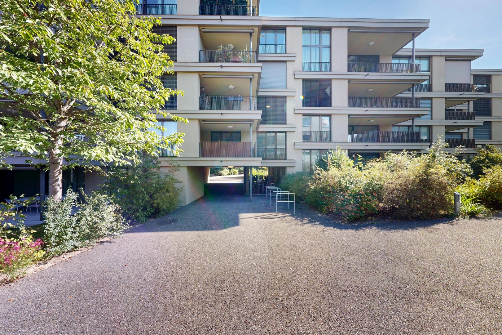 extérieur du bâtiment avec apartment complex view, vue sur le complexe d'appartements, from community, et day time