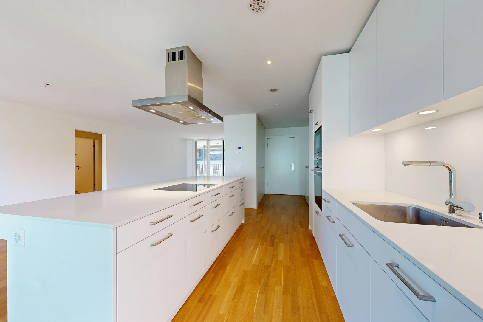 cuisine avec light countertops, évier, éclairage encastré, white cabinets, et armoires blanches
