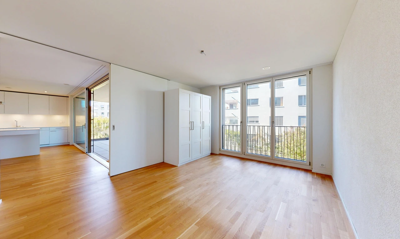 pièce vide avec accès à l'extérieur, inside property, light floor, wood finish floor, et sol en finition bois
