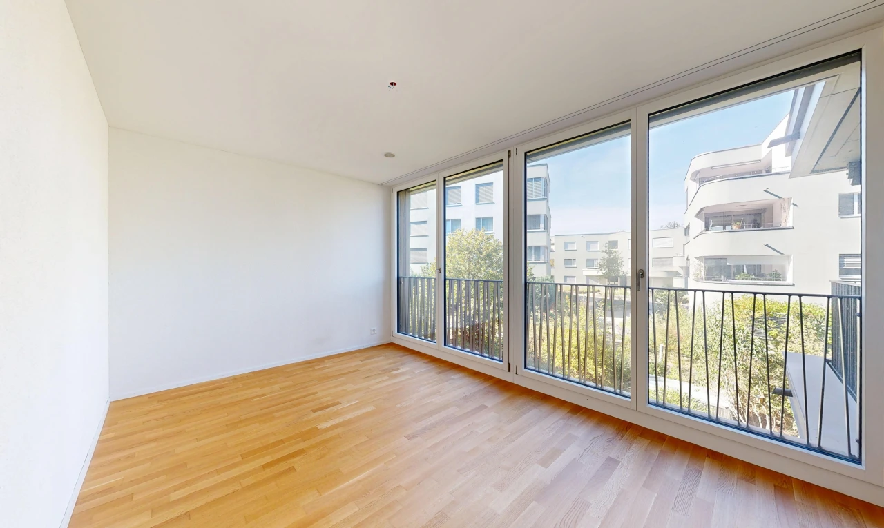 pièce vide avec inside property, drywall, cloison sèche, view focus, et wood finish floor