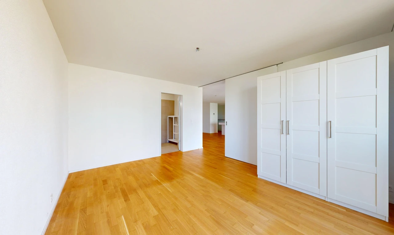 pièce vide avec drywall, cloison sèche, wood finish floor, sol en finition bois, et inside property