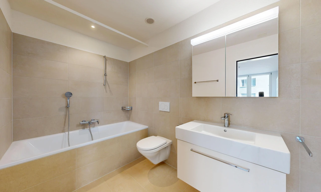 salle de bains avec salle de bain complète, miroir, mur en carrelage, tile wall, et lavabo (ou coiffeuse selon le contexte)