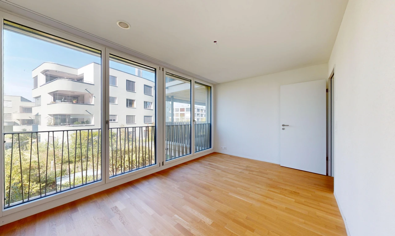 pièce vide avec drywall, cloison sèche, view focus, wood finish floor, et sol en finition bois