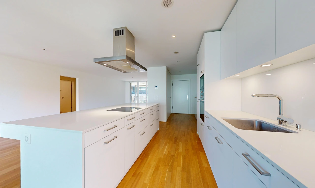 cuisine avec light countertops, évier, éclairage encastré, white cabinets, et armoires blanches