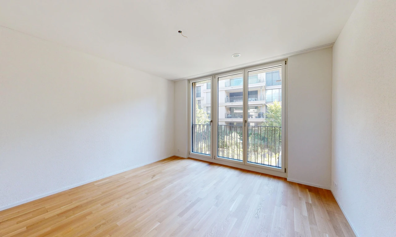 pièce vide avec inside property, cloison sèche, drywall, sol en finition bois, et wood finish floor