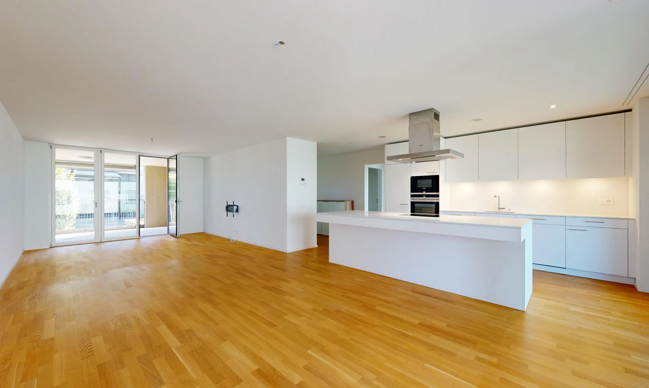 pièce vide avec light floor, accès à l'extérieur, inside property, éclairage encastré, et wood finish floor