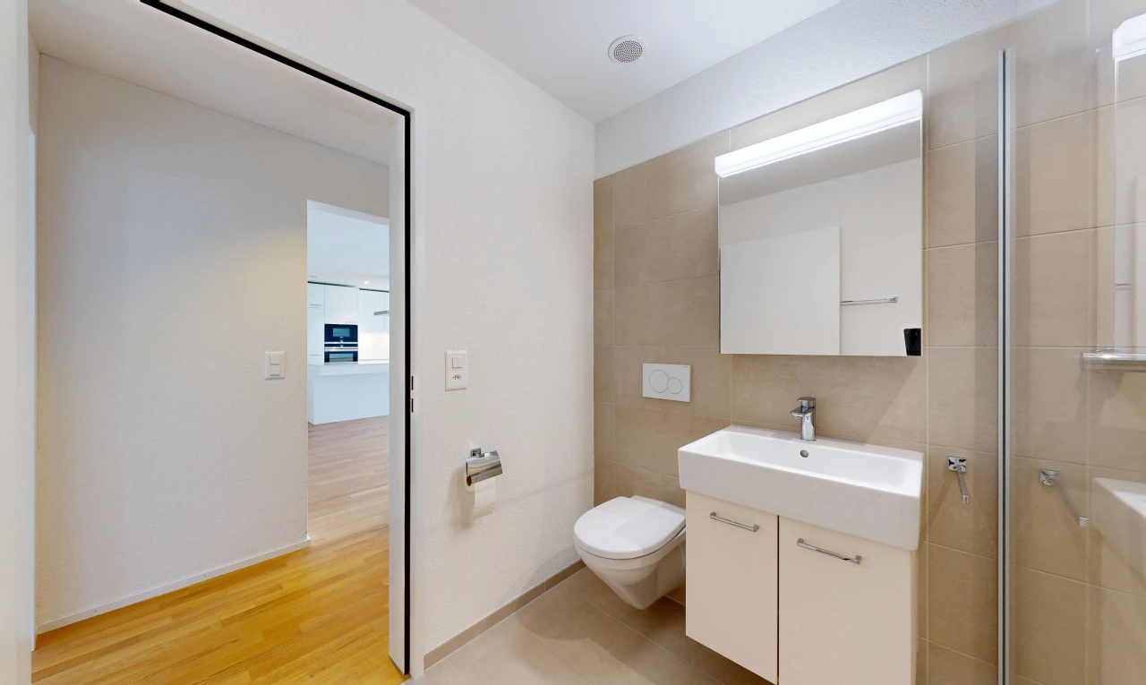 salle de bains avec salle de bain complète, miroir, lavabo (ou coiffeuse selon le contexte), douche, et light floor