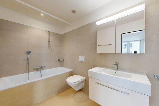 salle de bains avec salle de bain complète, miroir, mur en carrelage, tile wall, et lavabo (ou coiffeuse selon le contexte)