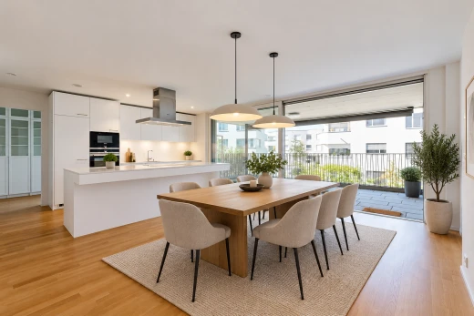 cuisine avec hotte, plans de travail, light countertops, inside property, et éclairage encastré