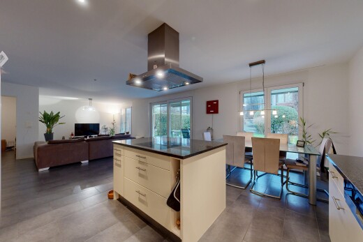 küche mit dunstabzugshaube, inside property, bemerkenswerter kronleuchter, natürliches licht, und natural light