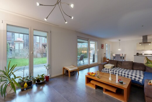 wohnzimmer mit gipskartonwand, drywall, natürliches licht, natural light, und inside property