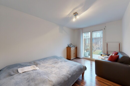 zimmer / schlafzimmer mit gipskartonwand, drywall, natürliches licht, natural light, und holzfußboden