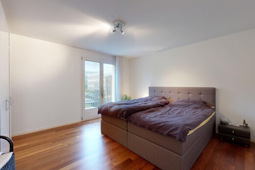 zimmer / schlafzimmer mit natürliches licht, natural light, inside property, außenzugang, und holzfußboden