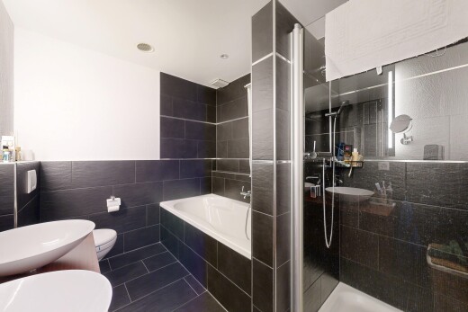 bad mit bad, dusche, komplettes badezimmer, fliesenwand, und tile wall