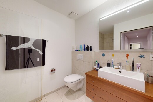 bad mit schminktisch, waschbecken, inside property, komplettes badezimmer, und fliesenboden