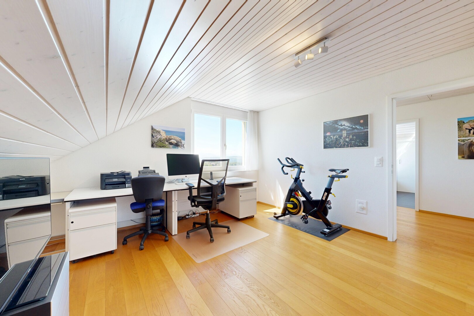 bureau avec light floor, wood finish floor, sol en finition bois, natural light, et lumière naturelle