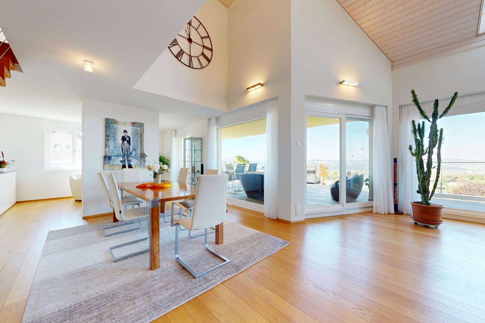 salle à manger avec wood finish floor, sol en finition bois, inside property, high ceiling, et plafond haut