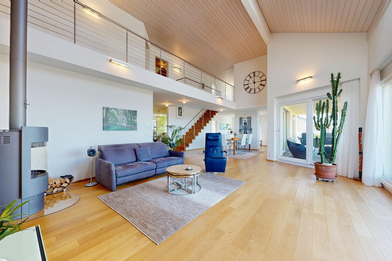 salon avec inside property, sol en finition bois, wood finish floor, plafond haut, et high ceiling