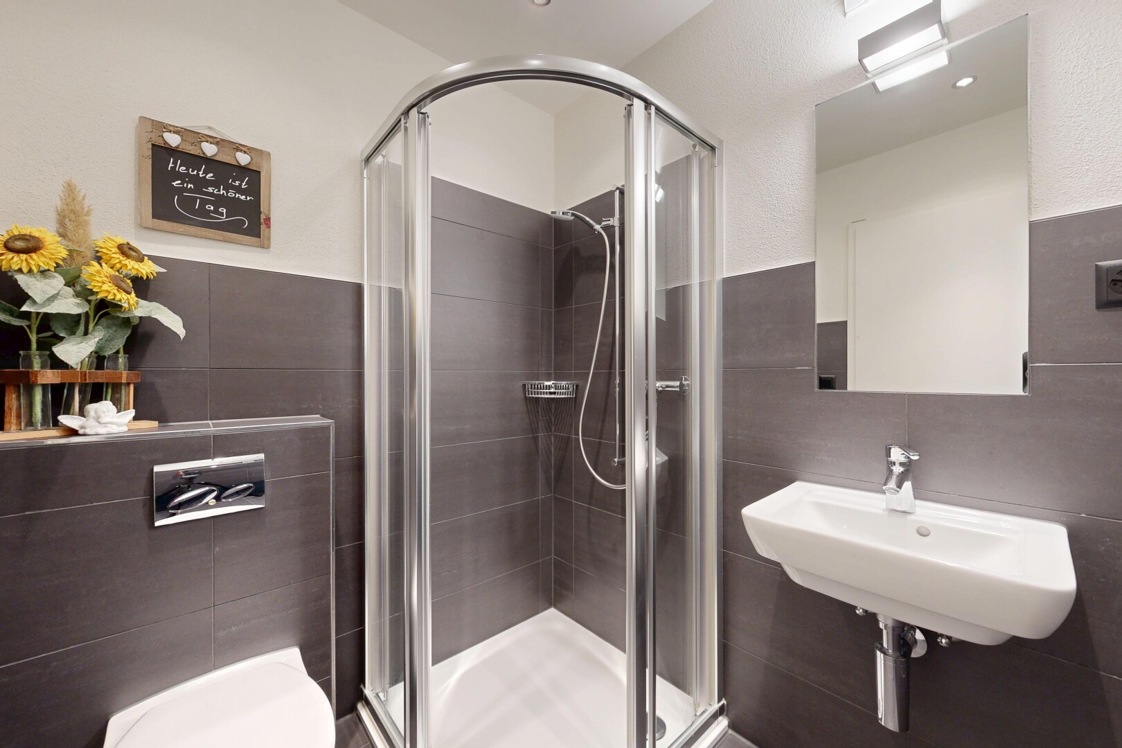 salle de bains avec tile wall, mur en carrelage, miroir, salle de bain complète, et inside property