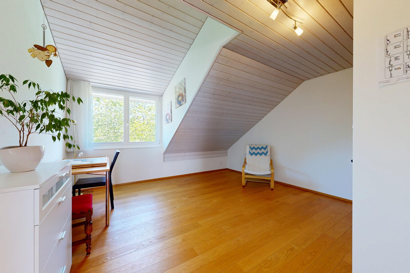 bureau avec drywall, cloison sèche, wood ceiling, plafond en bois, et low ceiling
