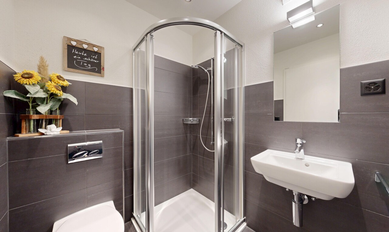 salle de bains avec tile wall, mur en carrelage, miroir, salle de bain complète, et inside property