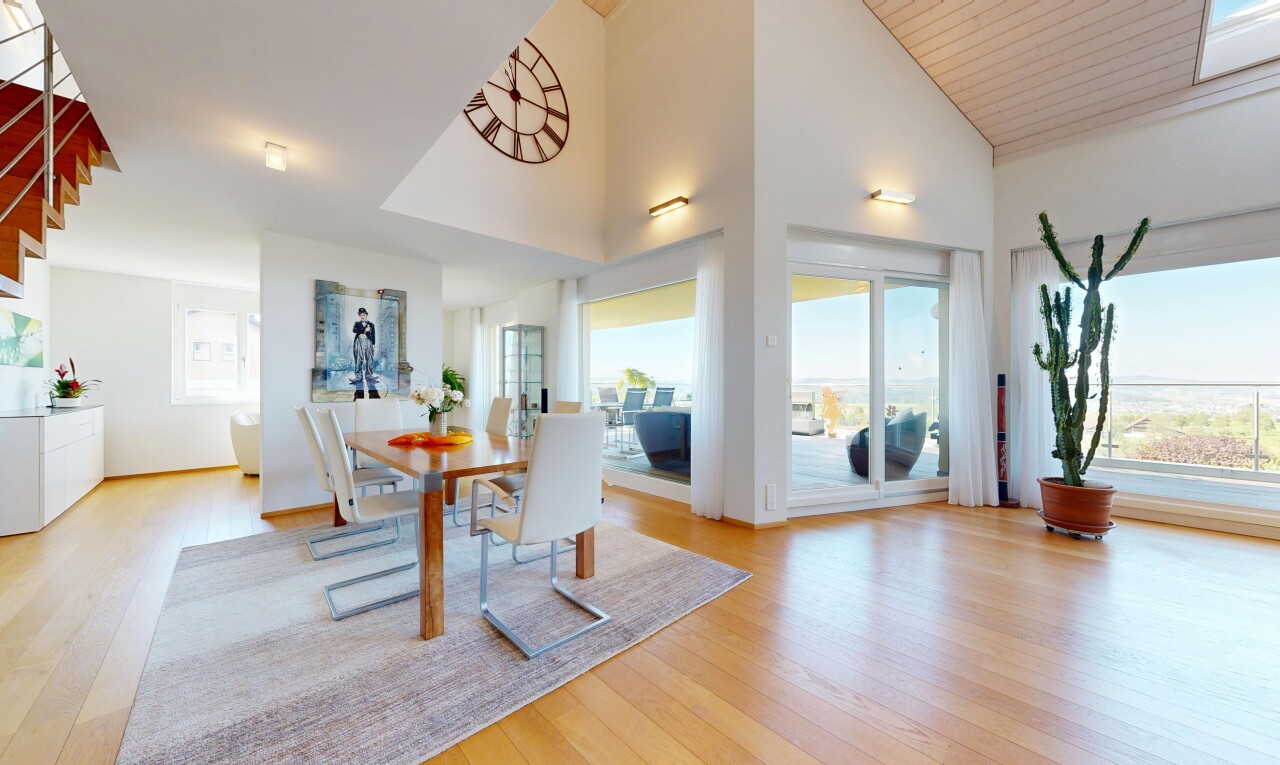 salle à manger avec wood finish floor, sol en finition bois, inside property, high ceiling, et plafond haut