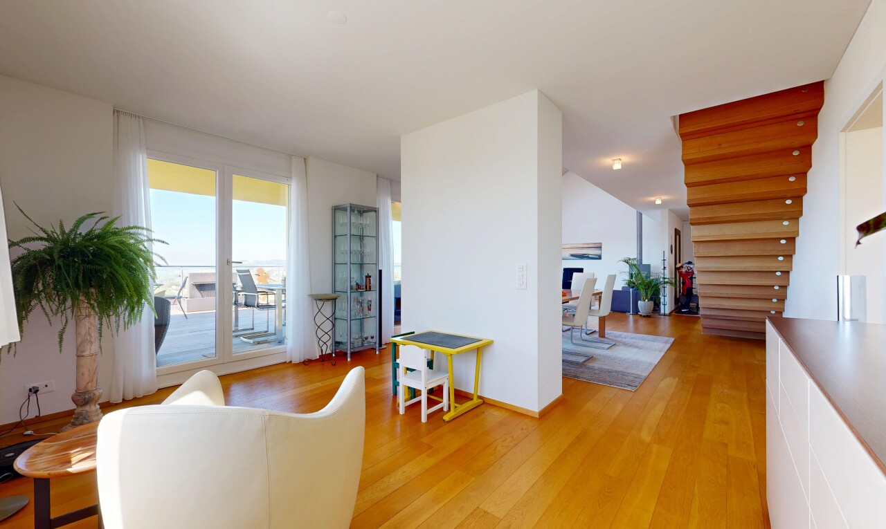 salon avec day time, inside property, wood finish floor, sol en finition bois, et drywall