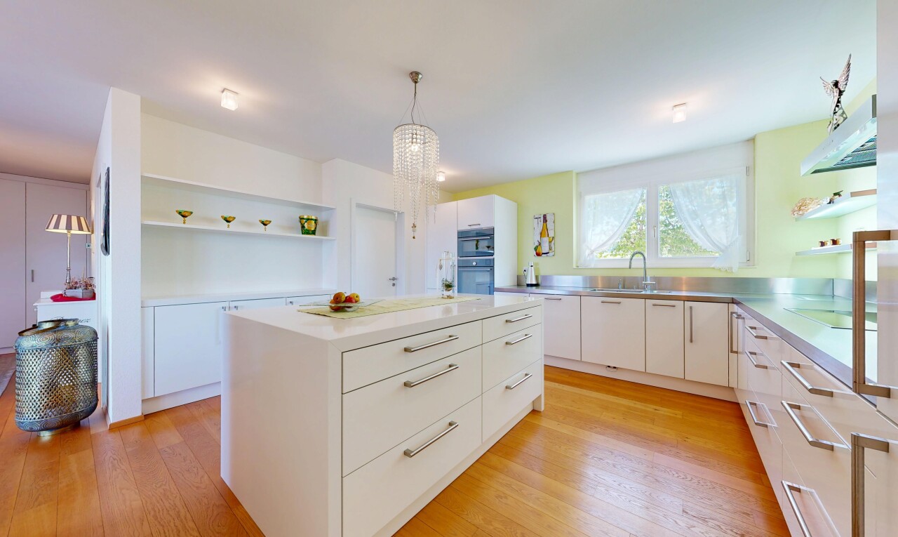 cuisine avec open shelves, étagères ouvertes, light countertops, pendant lighting, et éclairage suspendu
