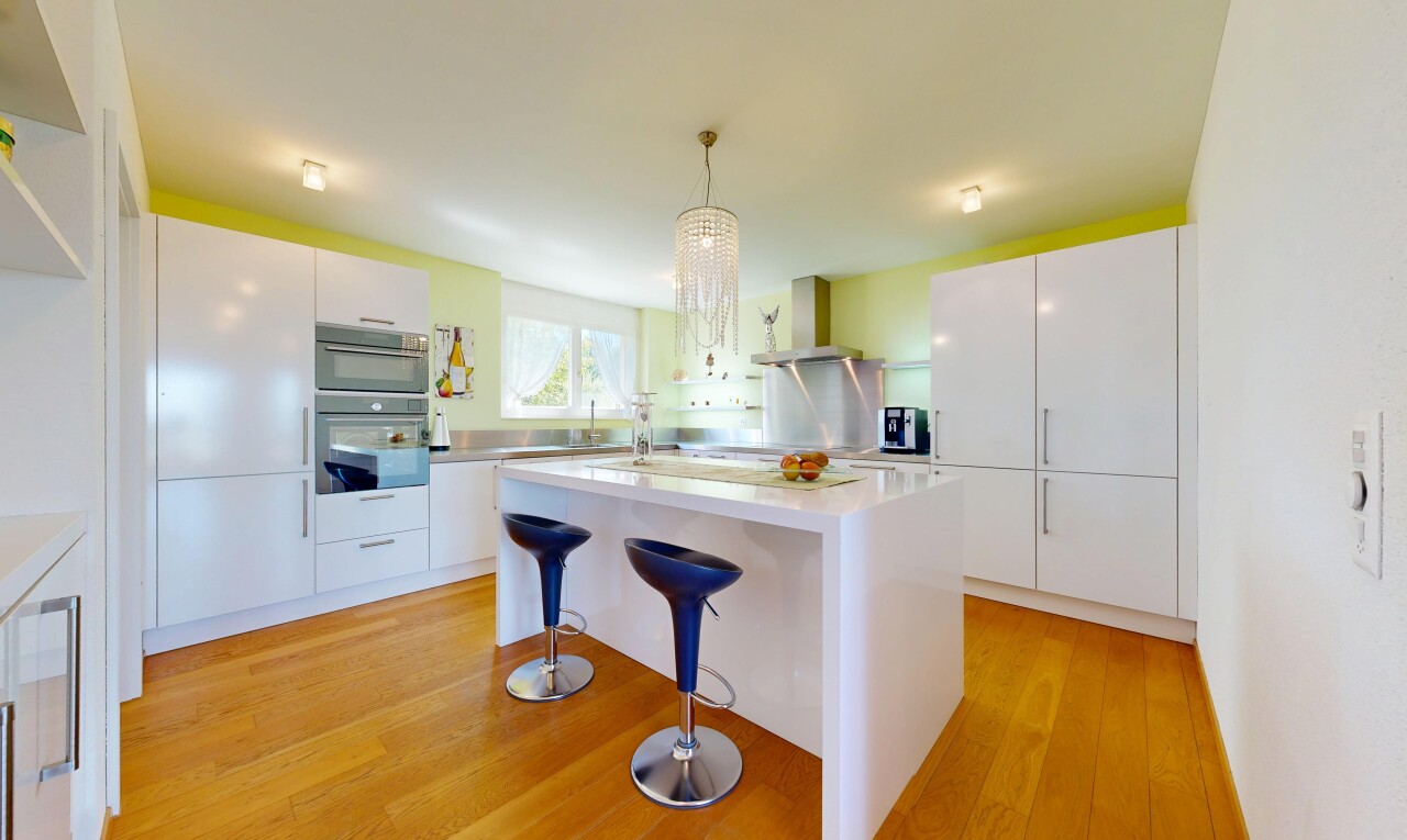 cuisine avec full kitchen, light countertops, light floor, hotte, et inside property