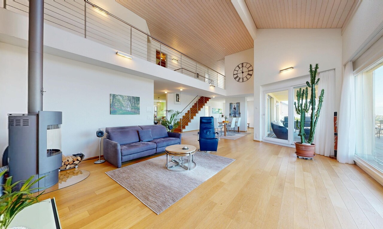 salon avec inside property, sol en finition bois, wood finish floor, plafond haut, et high ceiling