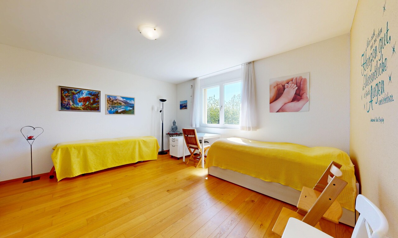 chambre avec wood finish floor, sol en finition bois, day time, drywall, et cloison sèche