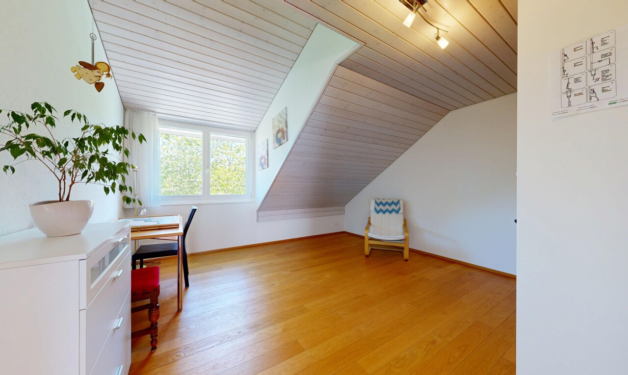 bureau avec drywall, cloison sèche, wood ceiling, plafond en bois, et low ceiling