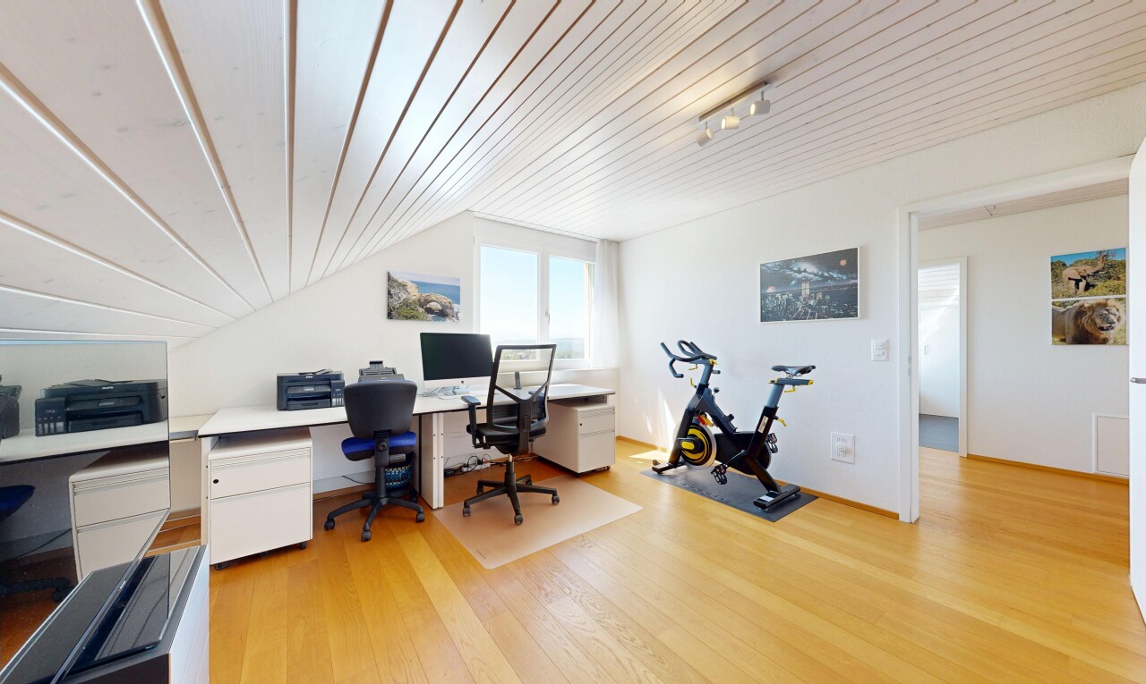 bureau avec light floor, wood finish floor, sol en finition bois, natural light, et lumière naturelle