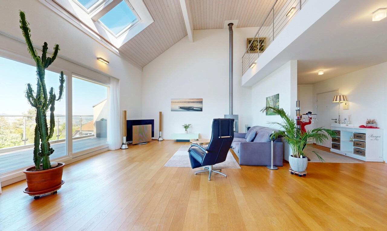 salon avec day time, high ceiling, plafond haut, wood finish floor, et sol en finition bois
