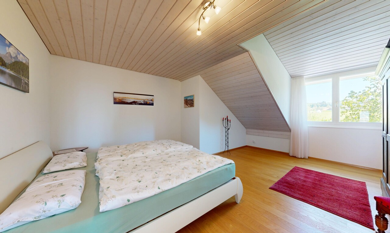 chambre avec plafond en bois, wood ceiling, inside property, sol en finition bois, et wood finish floor