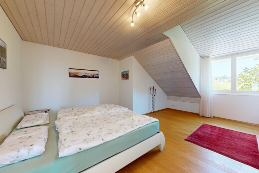 chambre avec plafond en bois, wood ceiling, inside property, sol en finition bois, et wood finish floor