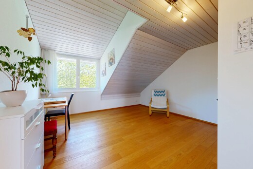 bureau avec drywall, cloison sèche, wood ceiling, plafond en bois, et low ceiling