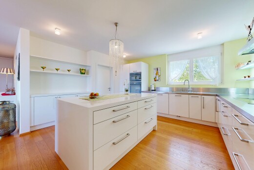 cuisine avec open shelves, étagères ouvertes, light countertops, pendant lighting, et éclairage suspendu