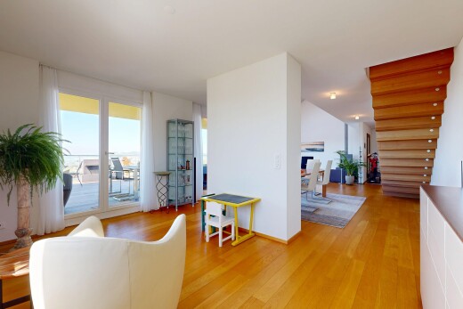 salon avec day time, inside property, wood finish floor, sol en finition bois, et drywall