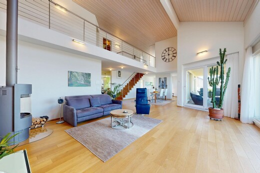 salon avec inside property, sol en finition bois, wood finish floor, plafond haut, et high ceiling