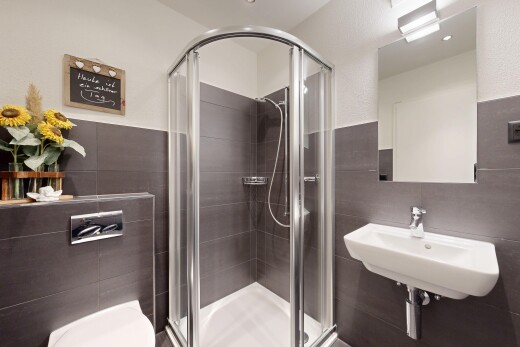salle de bains avec tile wall, mur en carrelage, miroir, salle de bain complète, et inside property