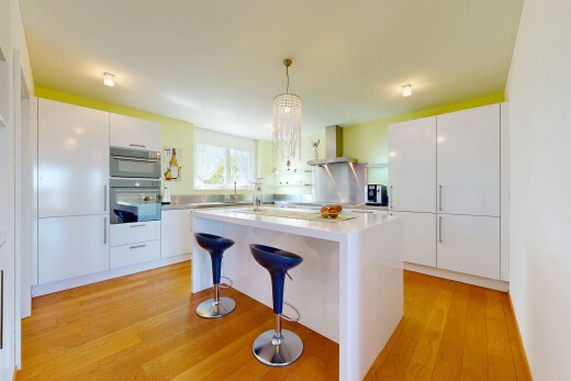 cuisine avec full kitchen, light countertops, light floor, hotte, et inside property