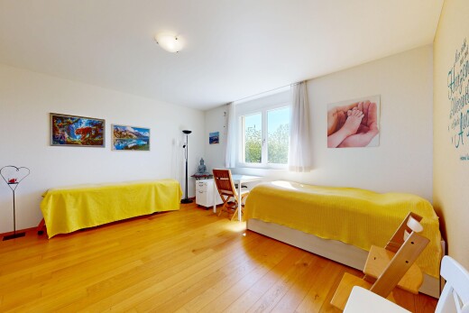 chambre avec wood finish floor, sol en finition bois, day time, drywall, et cloison sèche