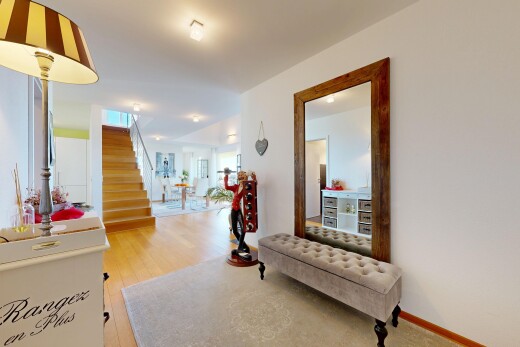 couloir avec escaliers, wood finish floor, sol en finition bois, drywall, et cloison sèche