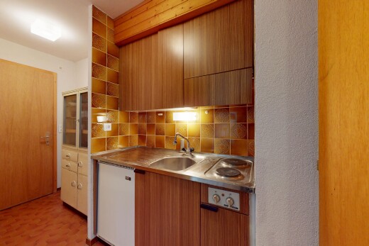 küche mit waschbecken, inside property, küchenrückwand beim herd, küchenrückwand beim Herd, und offene regale