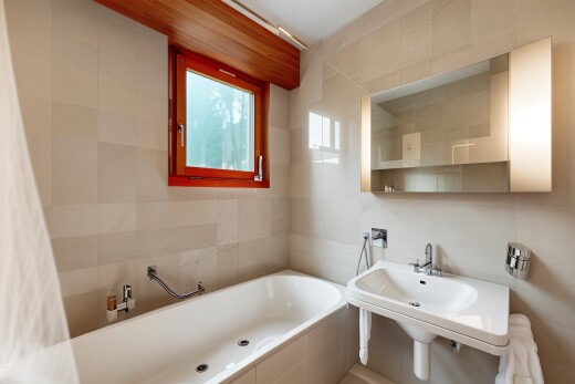 bad mit fliesenwand, tile wall, inside property, tile tub, und bad