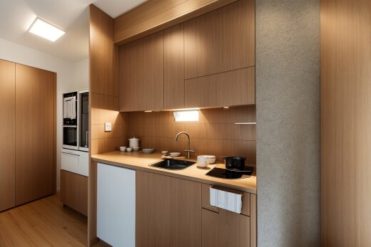 küche mit waschbecken, schränke mit flachen paneelen, arbeitsplatten, ofen, und küchenrückwand beim Herd