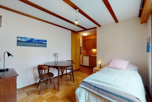 zimmer / schlafzimmer mit inside property, gipskartonwand, drywall, balkendecke, und beamed ceiling