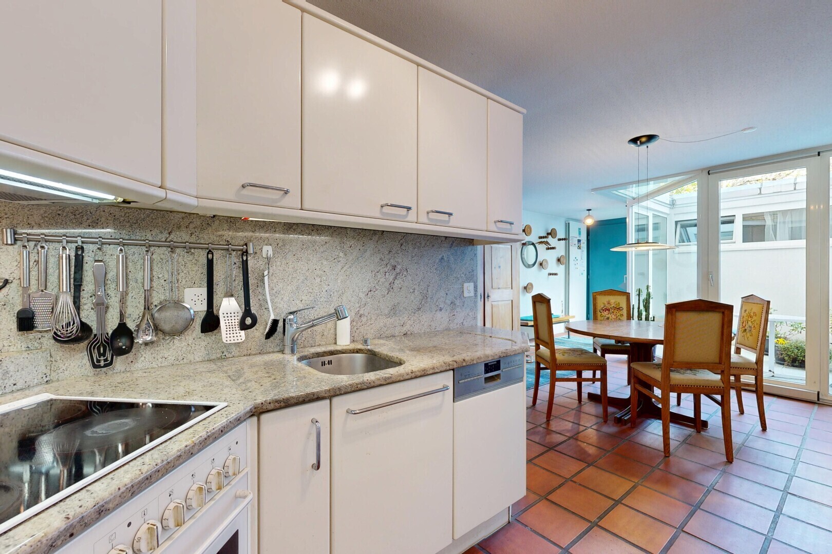 küche mit light countertops, natural light, natürliches licht, ofen, und herd