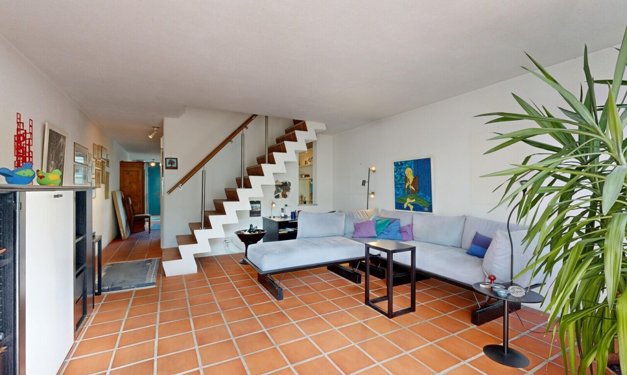 wohnzimmer mit drywall, gipskartonwand, treppen, inside property, und light floor
